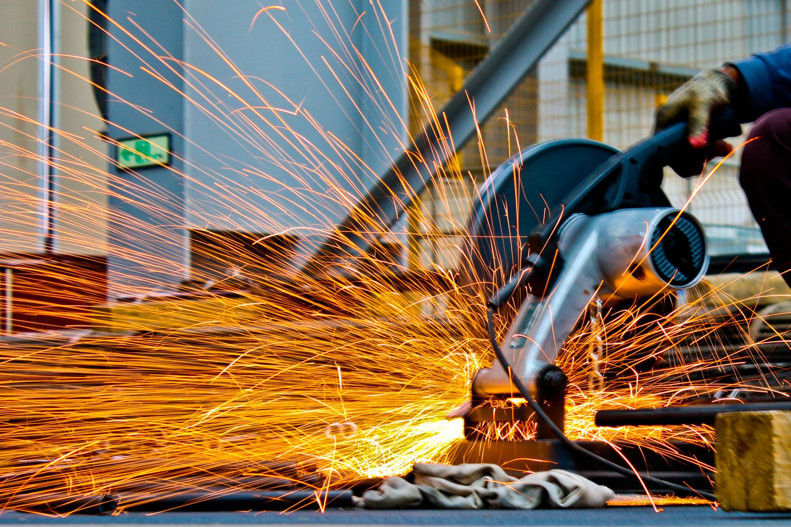 Herramienta eléctrica cortando metal