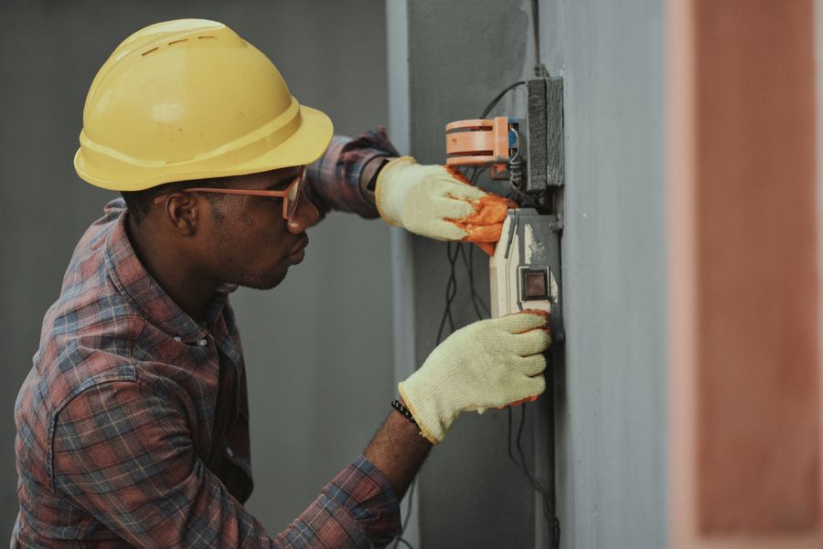 Trabajador con casco y guantes